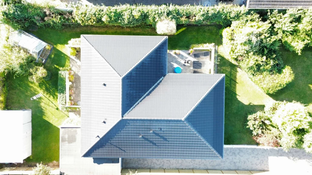 Nyt tag med beton tagsten monteret på parcelhus på Vestegnen